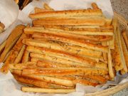 Tyčinky z jogurtu máte hotové jen za 10 minut. Slaný „snack“, který si můžete dopřát jen tak večer k televizi
