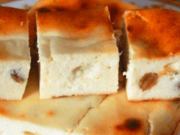 Recept na výborný fit koláček z tvarohu a rozinek. Stačí jen smíchat a dát upéct!
