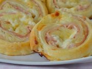 Toto u nás doma milují všichni: Recept na bramborové šneky se šunkou a sýrem!