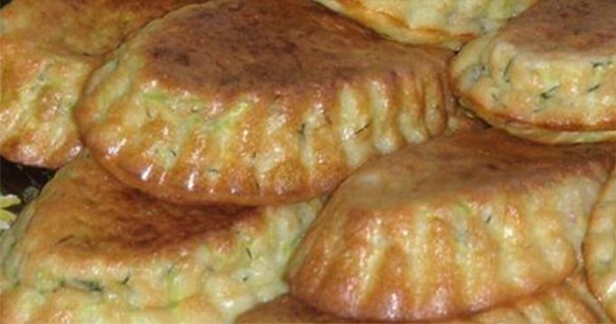 Recept na extra jemné líné cuketové mini-koláčky s česnekem a zakysanou smetanou
