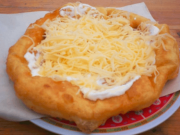 Recept na vynikající langoše z kysané smetany a bez vajec. Co nespotřebujeme, necháme v ledničce, těsto vydrží i tři dny!