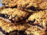 Chuť, která Vám připomene dětství: Recept na velmi chutný koláč s marmeládou a drobenkou