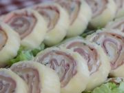 Nepečená sýrová roláda, kterou připravíte zcela na studeno: Zaručeně se nerozpadne a chuť fantastická!
