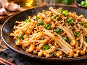 Enoki na pánvi s česnekem a sezamem: Asijská příloha hotová za deset minut